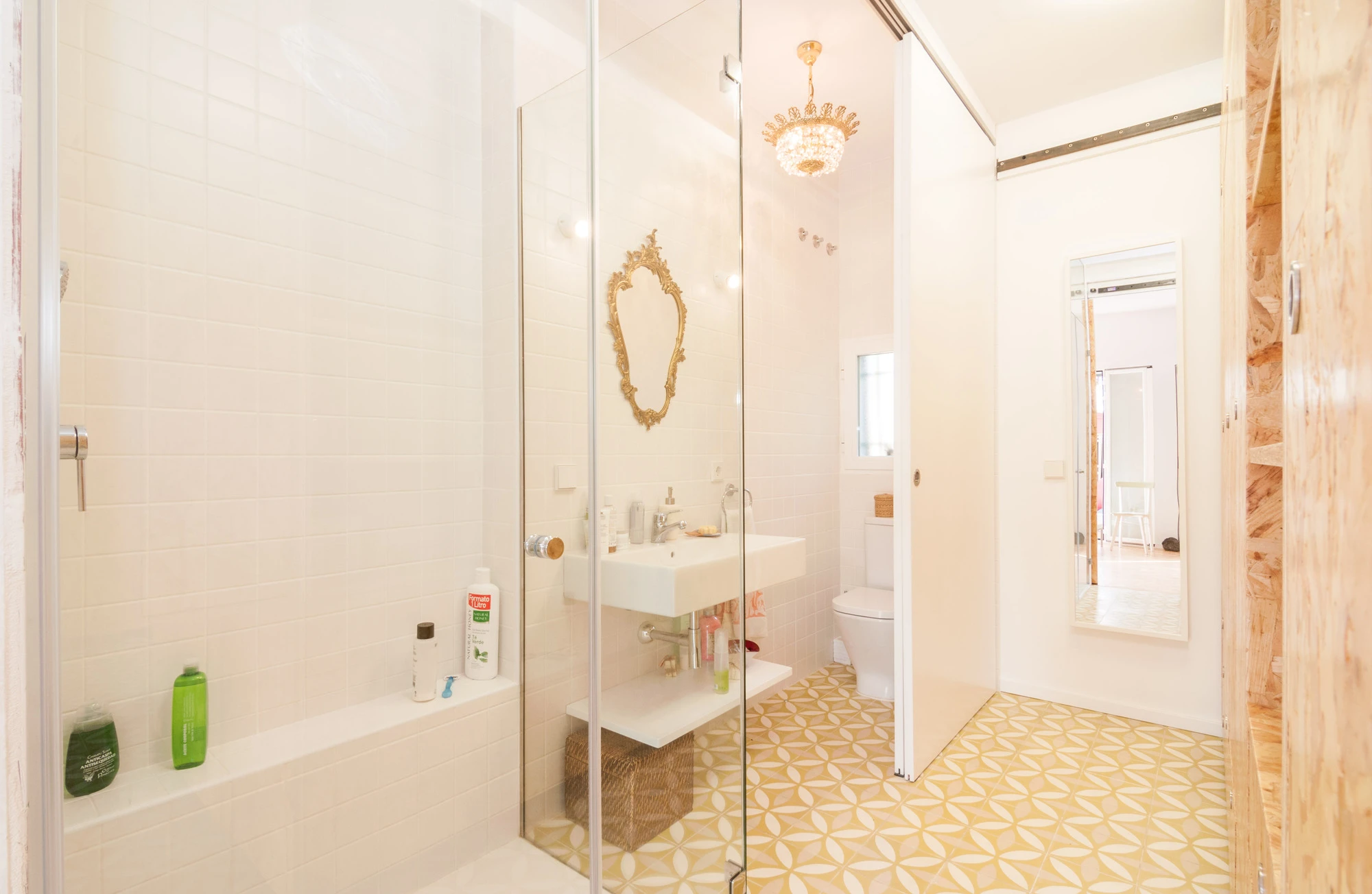 Shot of the bathroom and dressing area (Photo: Javier de Paz García)