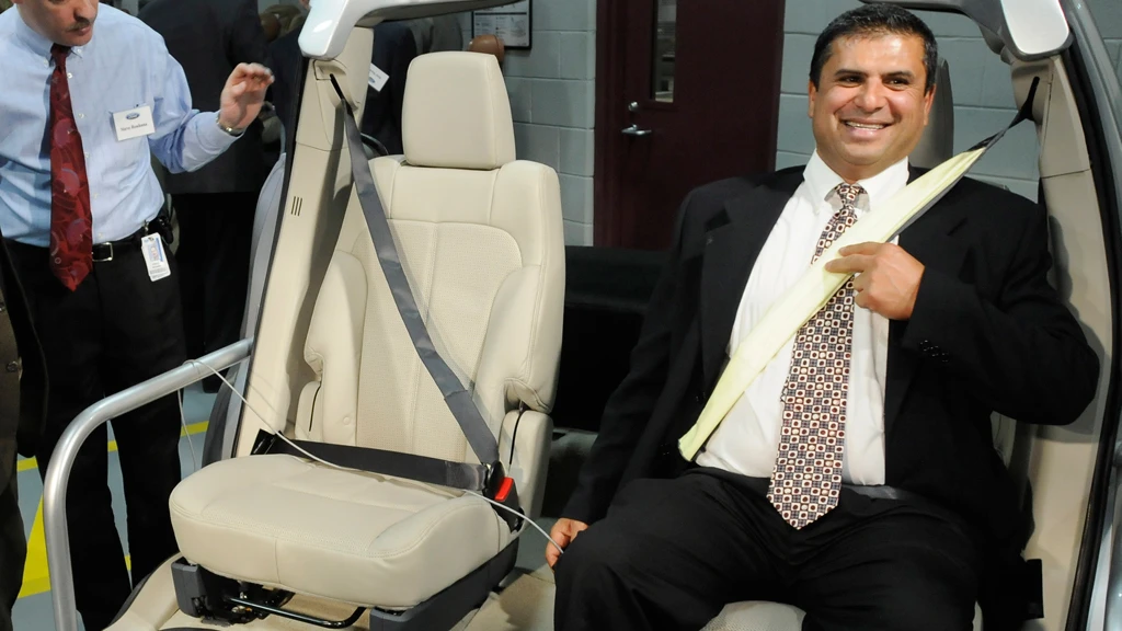 Dean Jaradi, Advance Research Engineer of the inflatable belt with a belt before it has been inflated (Photo: Sam VarnHagen/Ford Motor Co.)