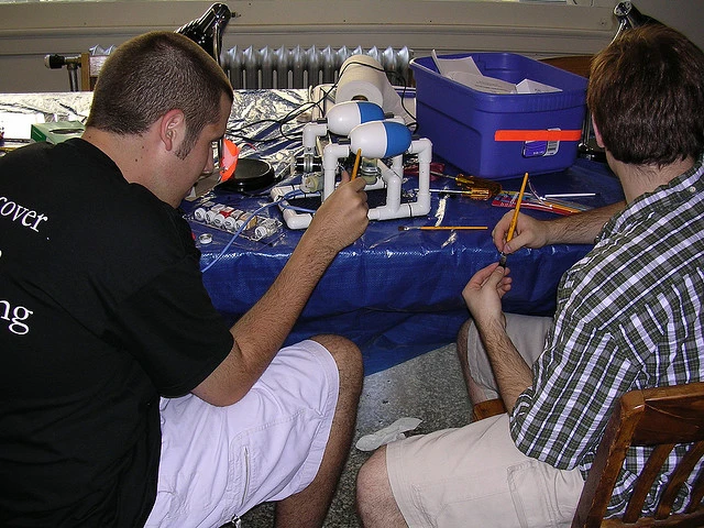 Students building ROVs at an MIT Sea Perch program workshop (Photo: MIT Sea Grant)
