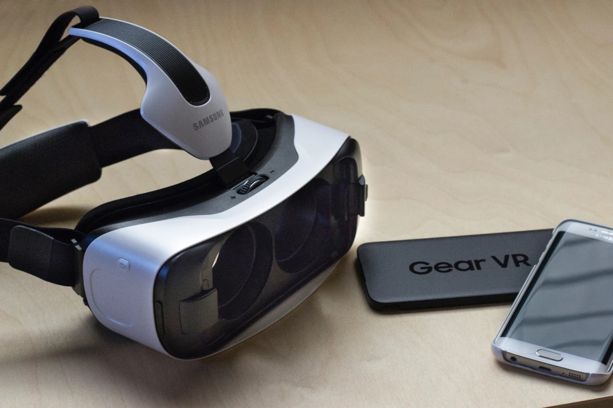 Gizmag takes a first look at the new (and improved) Samsung Gear VR for the Galaxy S6 (Photo: Will Shanklin/Gizmag.com)