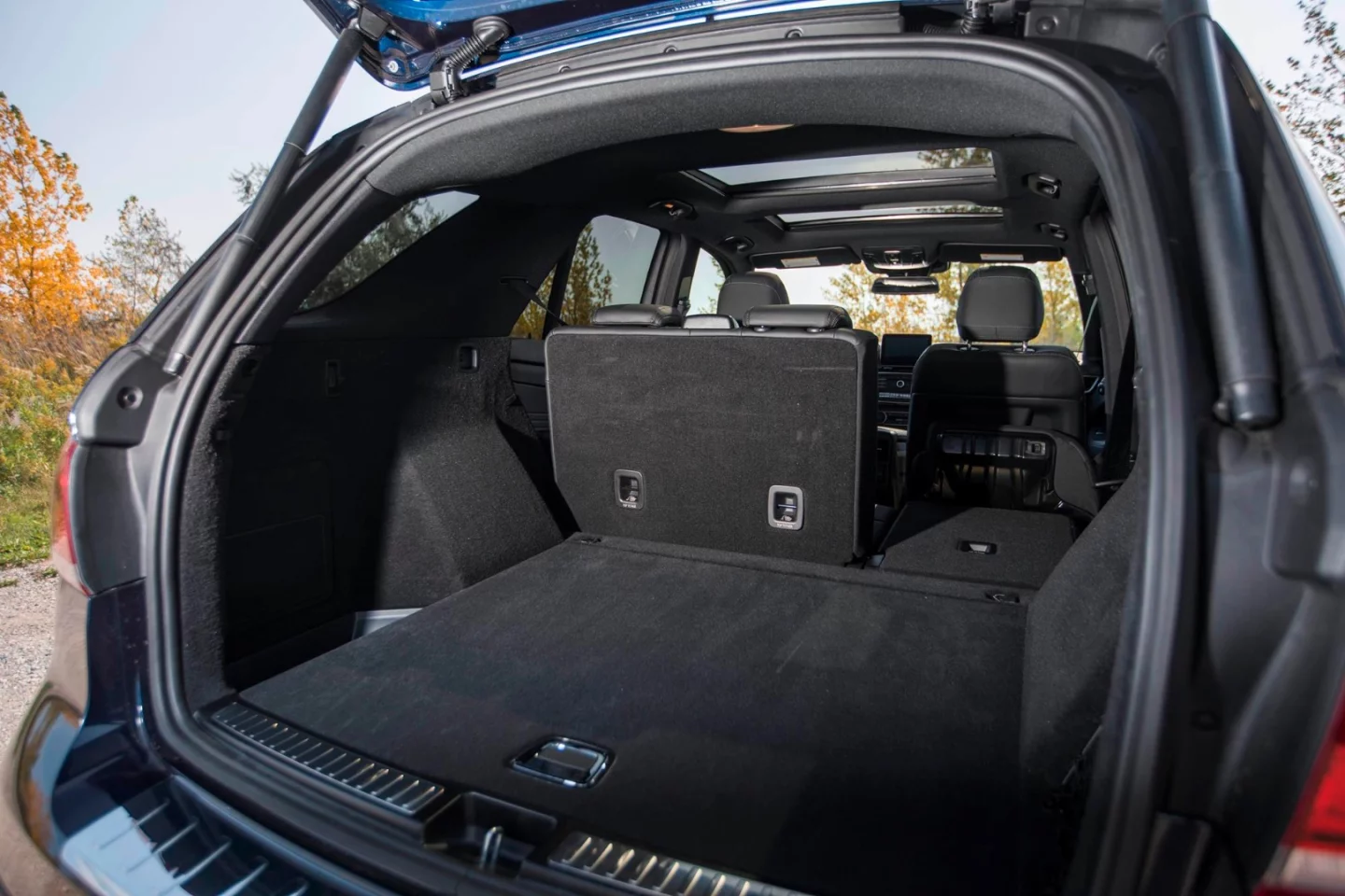 Another high point for the interior is the large amount of useful cargo space (38.2 cf, 1,082 liters) with the rear seats up