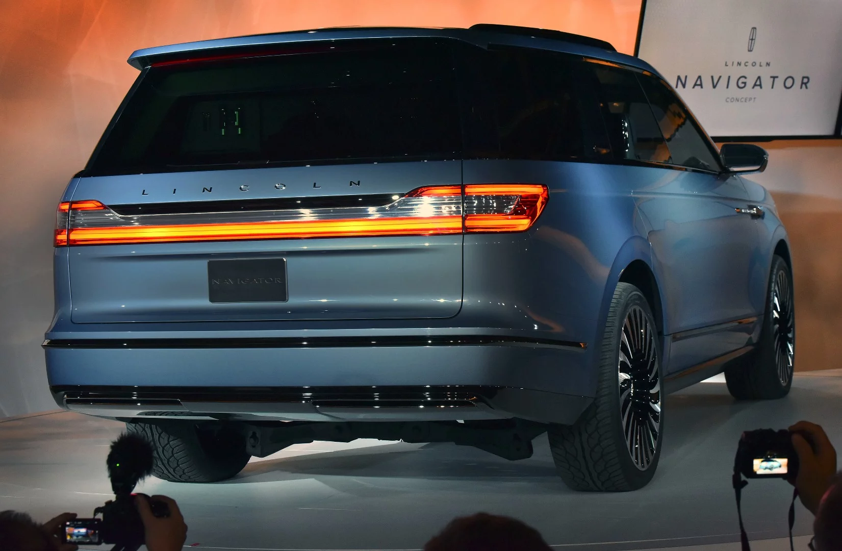 The black-out rear pillars give the Navigator Concept a wraparound rear windshield look