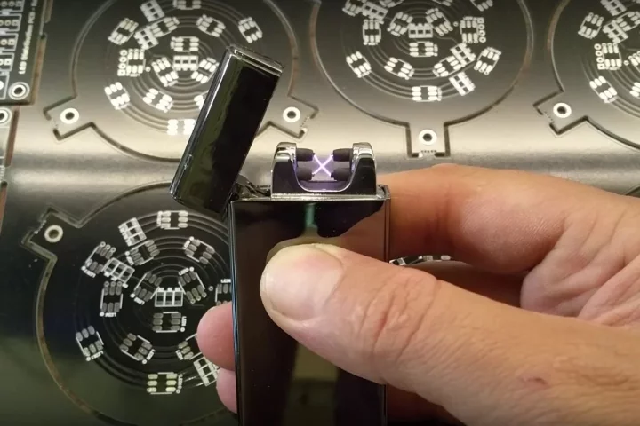 The dual-arc electronic lighter plays a monophonic tune on the 20th power cycle