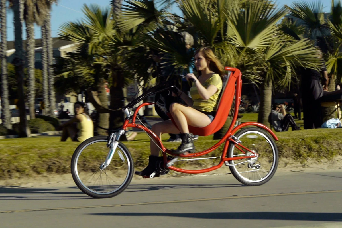 A tush-friendly BananaHama Bike in action