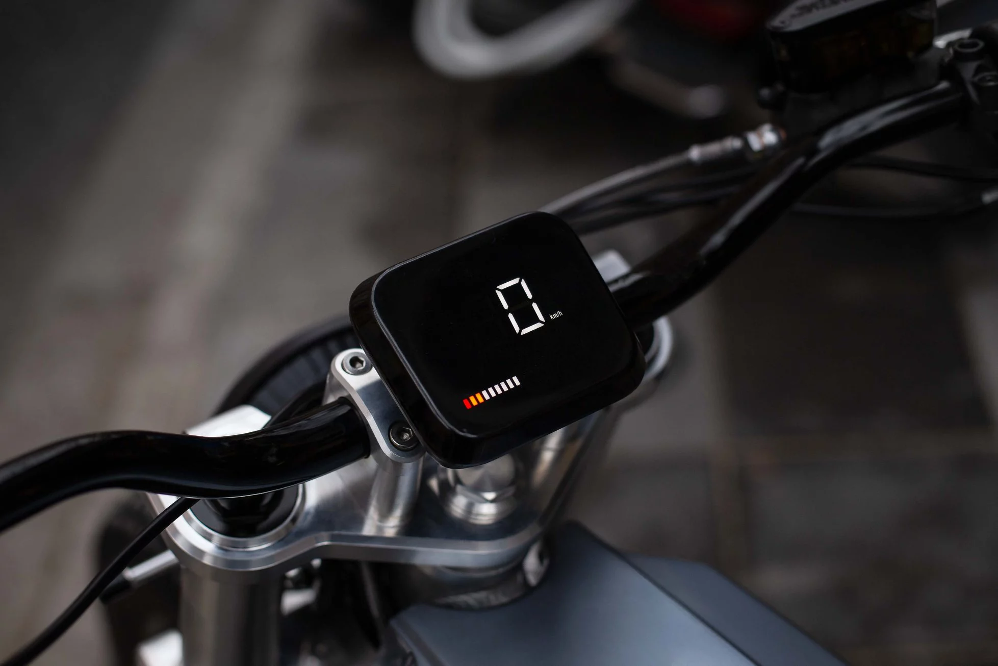 The digital display shows speed, battery status and power mode information