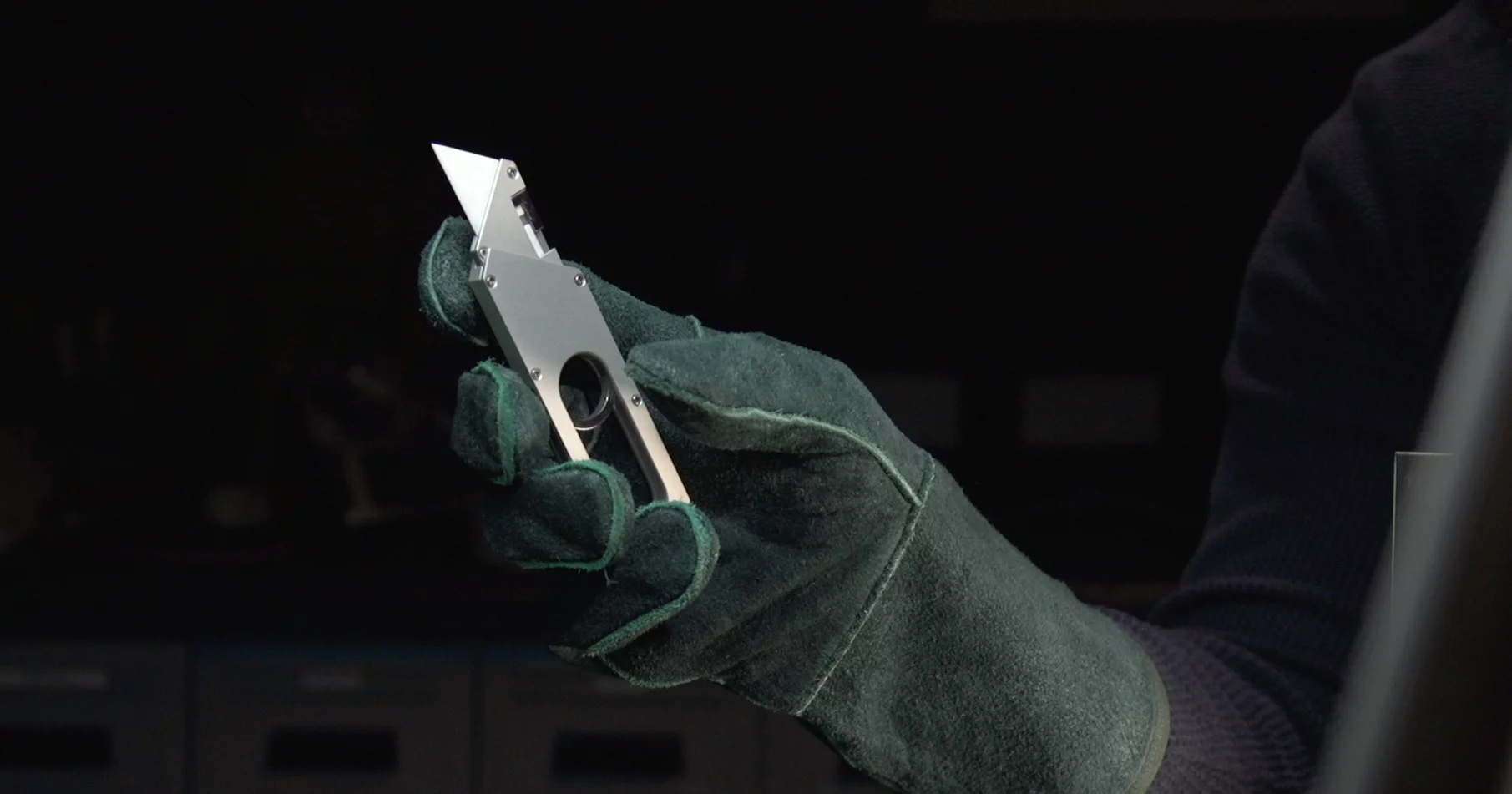 Where the Maker Knife gets particularly interesting is the locking mechanism the deploys and retracts the blade