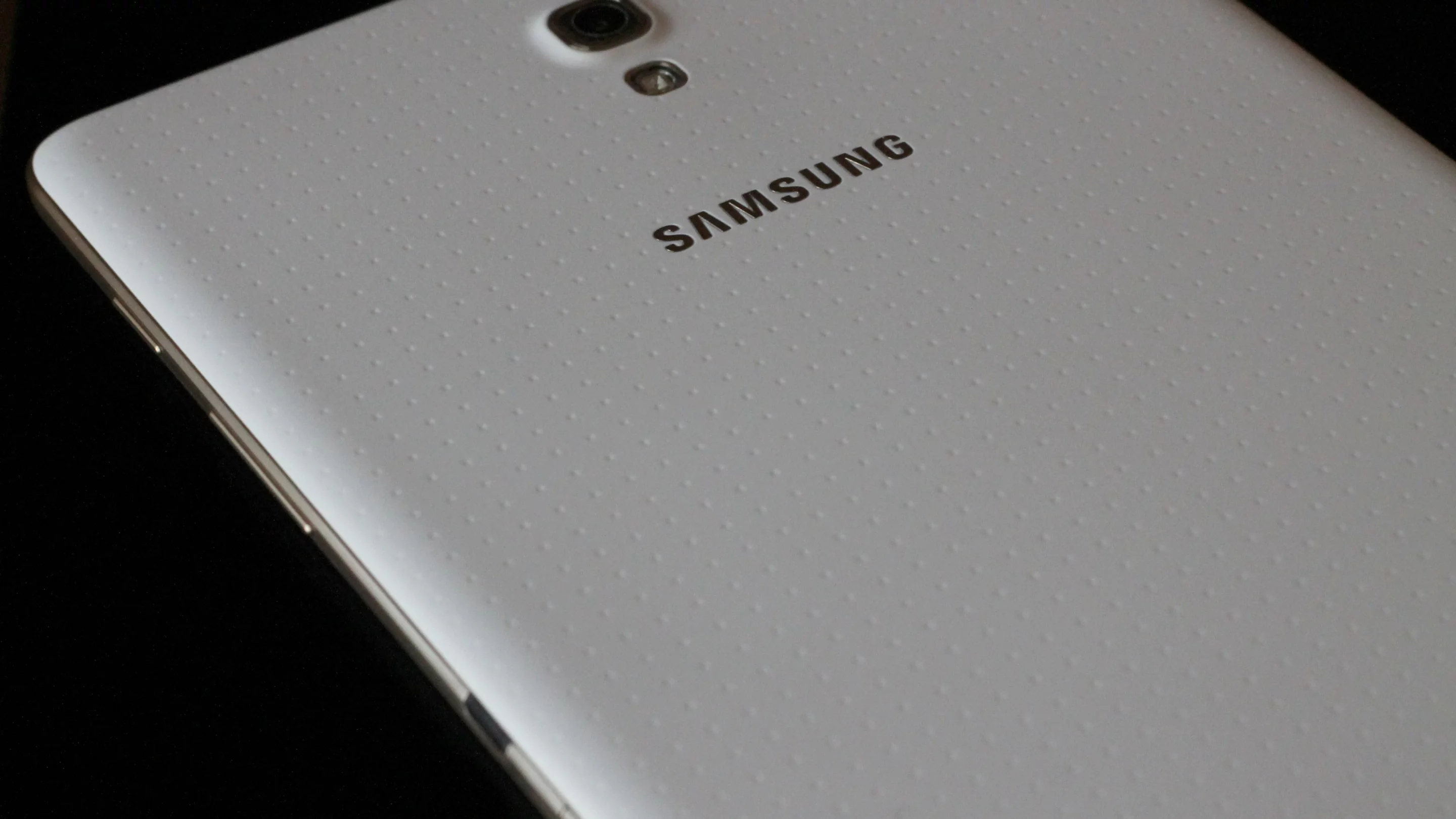 The back of the Tab S looks similar to the GS5's, with a dimpled plastic finish, but it feels firmer here