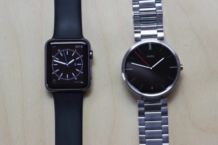 Gizmag takes a quick hands-on look at the 42 mm Apple Watch Sport (left) and the silver Moto 360 (Photo: Will Shanklin/Gizmag.com)