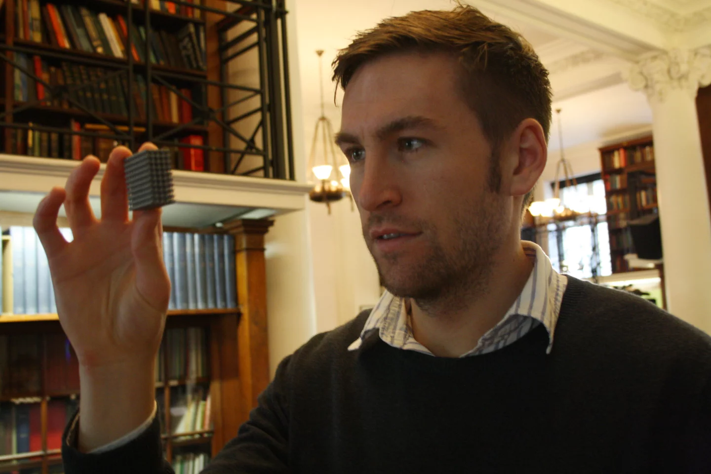Participant at a press conference at the London Science Museum observes a 3D printed metallic object (Photo: ESA-N. Vicente)