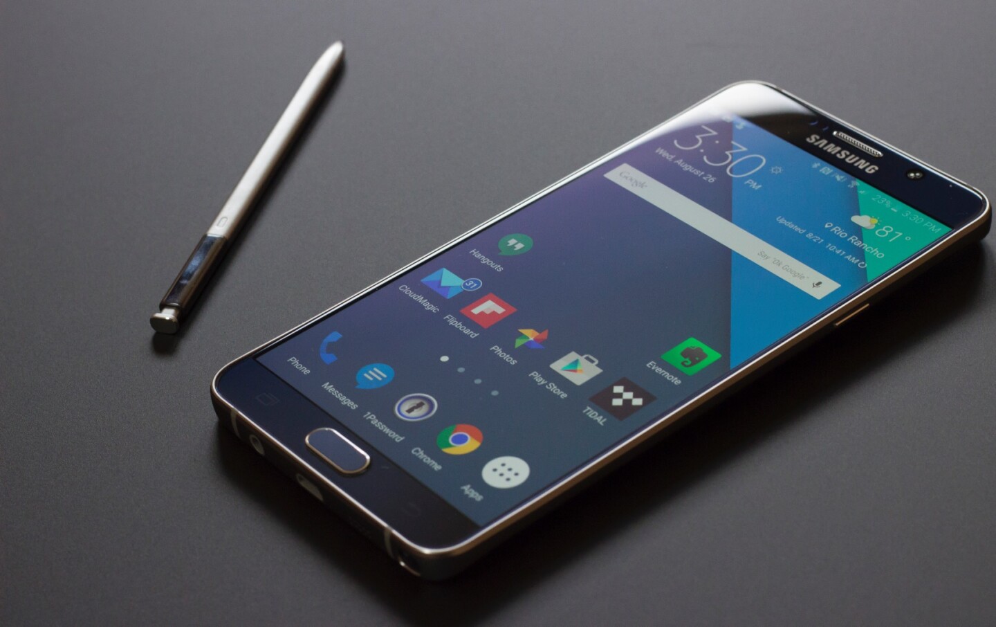 A stock Android-inspired theme on the Galaxy Note 5