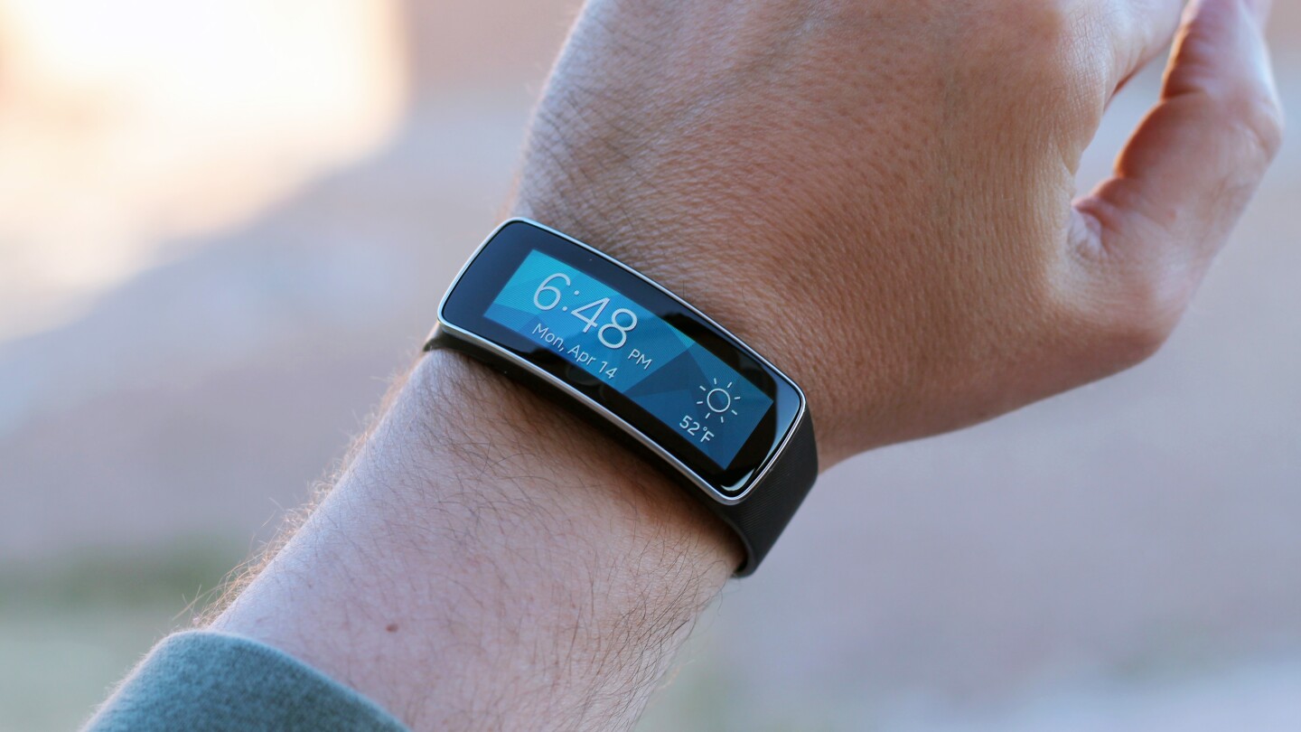 The Gear Fit is light (27 g) and very comfortable on the wrist