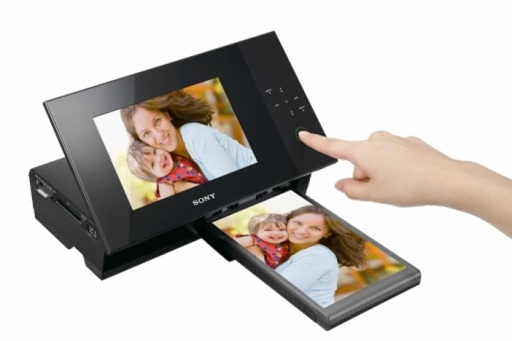 Sony's new S-Frame DPP-F700 digital photo frame with built-in printer