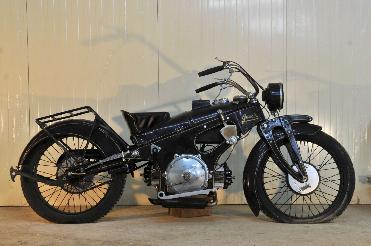 $224,932 (€ 183,568) is an astonishing price for a motorcycle that so few people have heard of, but this 1920 Janoir Type A 261 is quite simply a tour de force of technological progress. This motorcycle was built just after WWI in the same factory that fighter planes had been manufactured, and with the advent of peace, the technologies that had developed during wartime were being applied to cars and motorcycles. The chassis is stamped metal sheet, the 965 cc horizontally-opposed twin-cylinder motor is fitted lengthways in the frame, and the cylinders are aluminum.