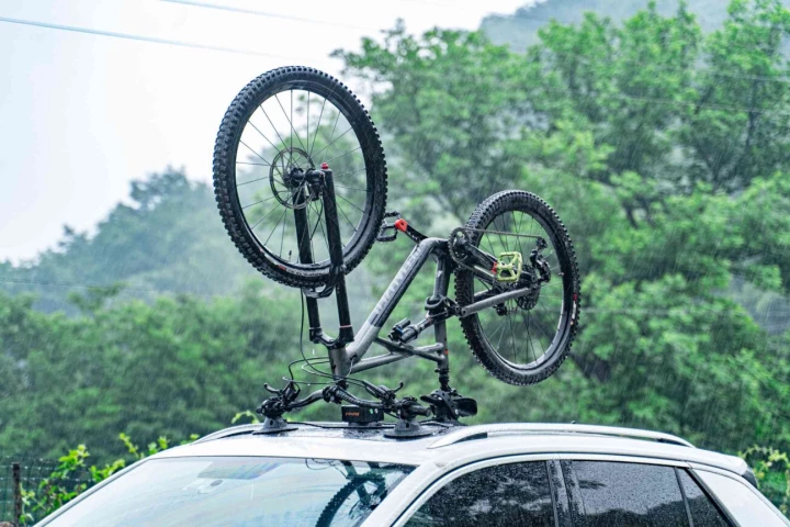 The Fovno ES-H1B rack works with both road and mountain bikes
