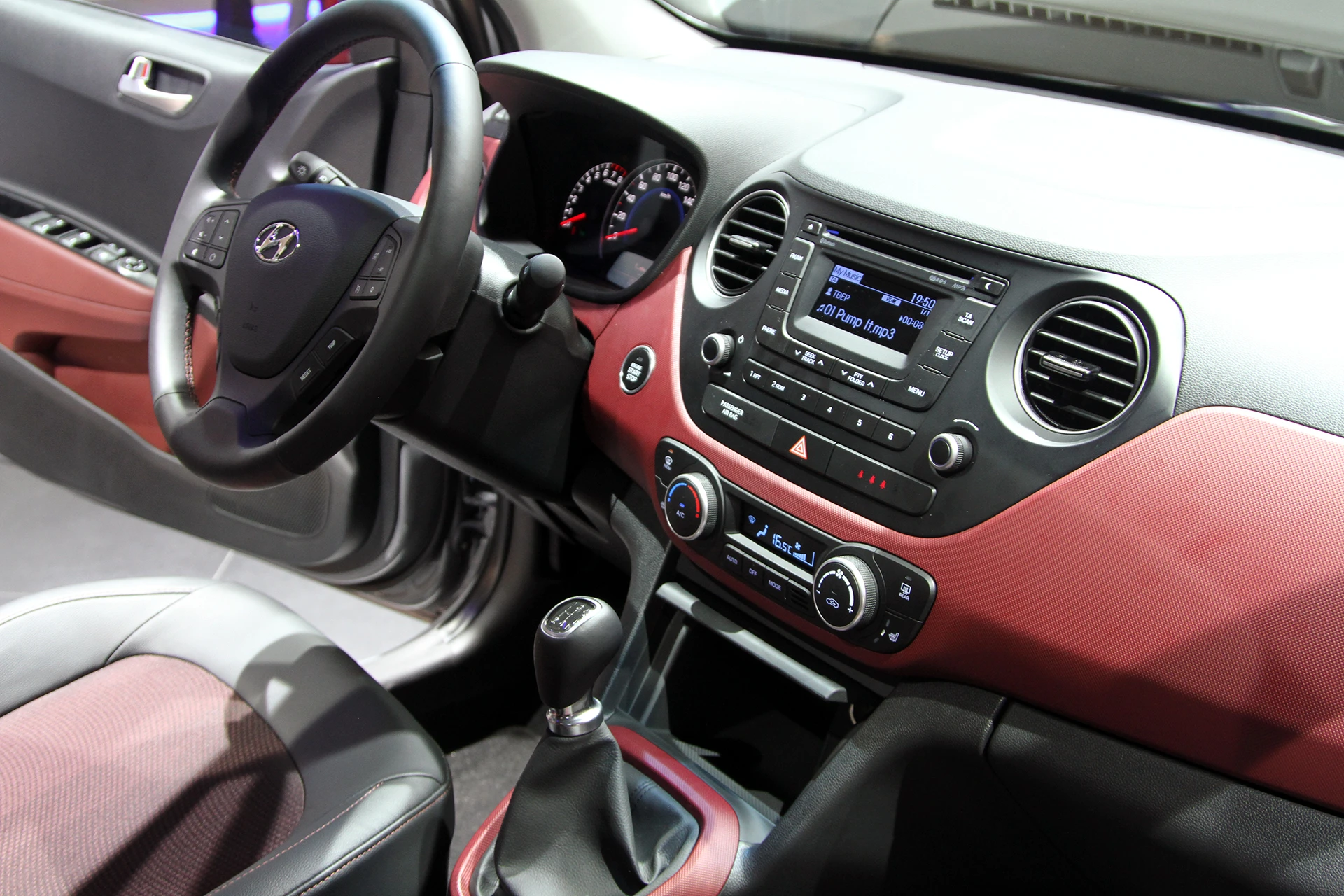 The i10’s interior is significantly larger than its outgoing brethren (Photo: Gizmag.com)
