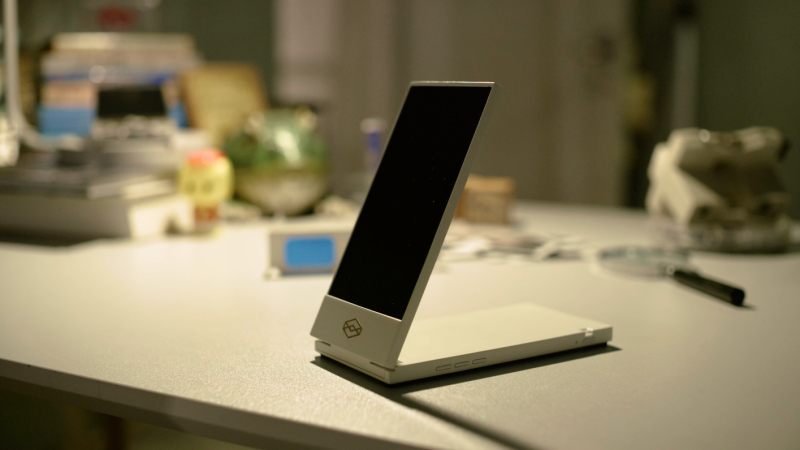 Looking Glass Factory Unveils a Portable Holographic Display Via Kickstarter ?url=http%3A%2F%2Fnewatlas Brightspot.s3.amazonaws.com%2Fff%2F49%2Fc9da5816428a81f48d39de472462%2Fgo Side View White