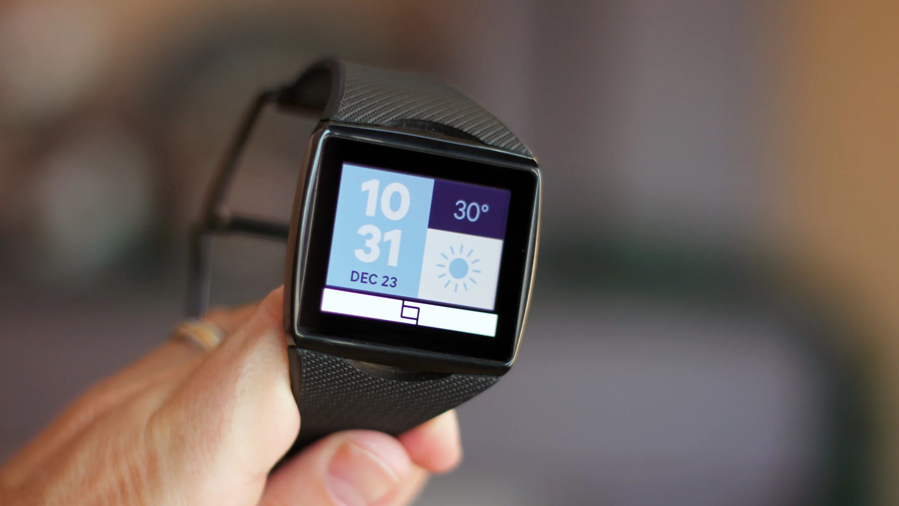 Gizmag reviews the Qualcomm Toq smartwatch, with its gorgeous Mirasol display
