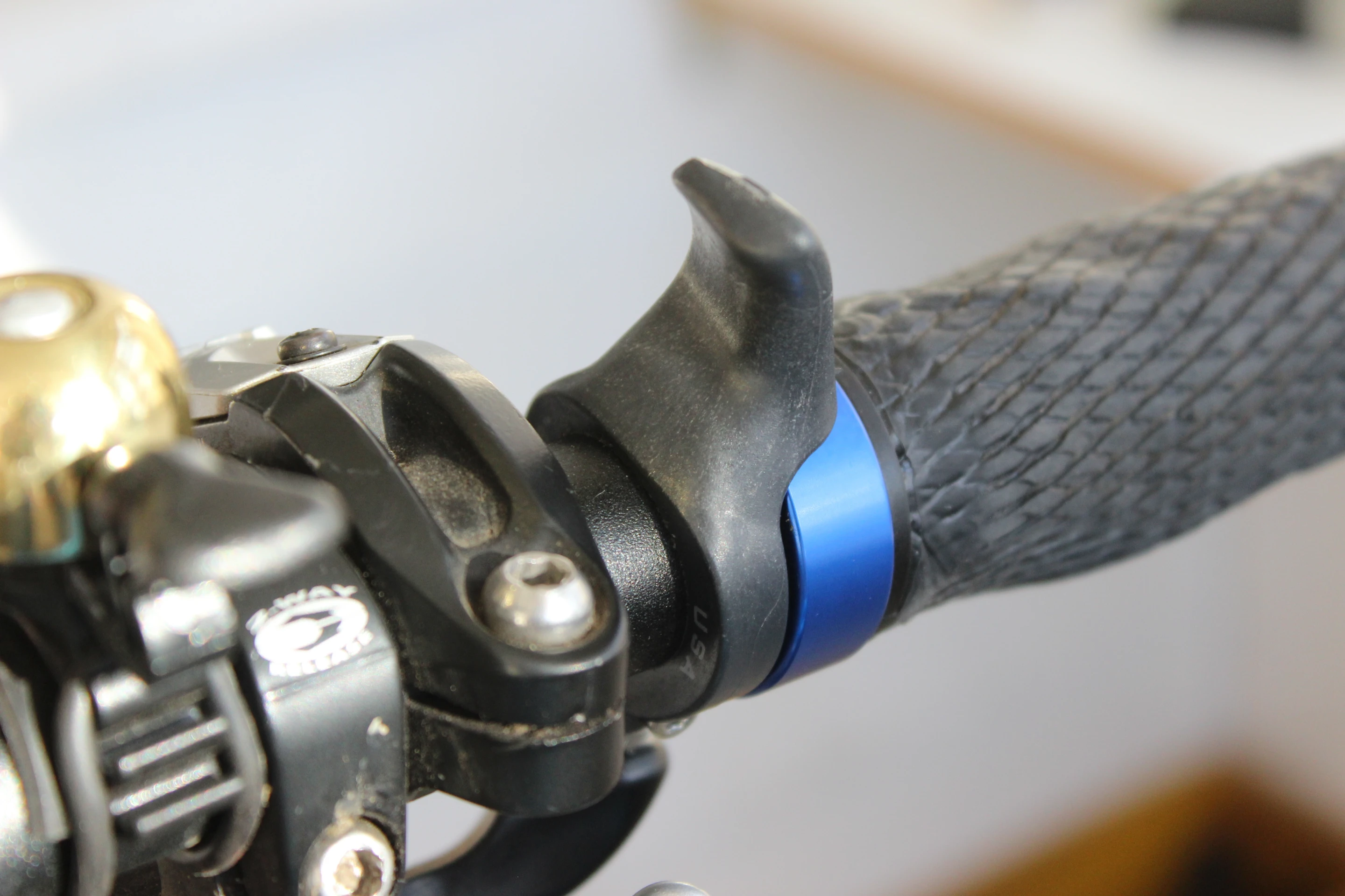 They slide on from either end of the bar before being locked into place beside the handlebar grips (Photo: Ben Coxworth/Gizmag)