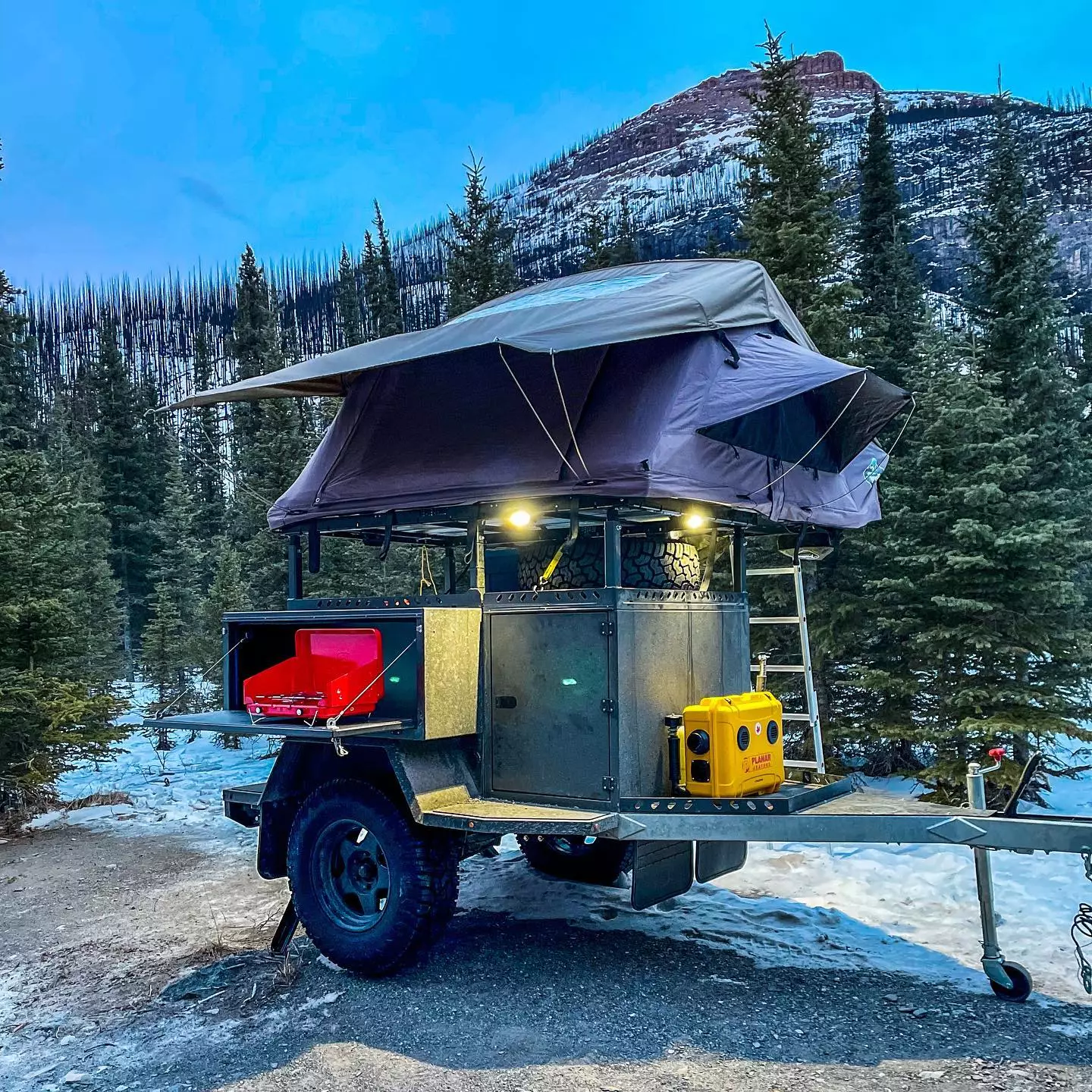The side boxes can serve as kitchen or general storage space