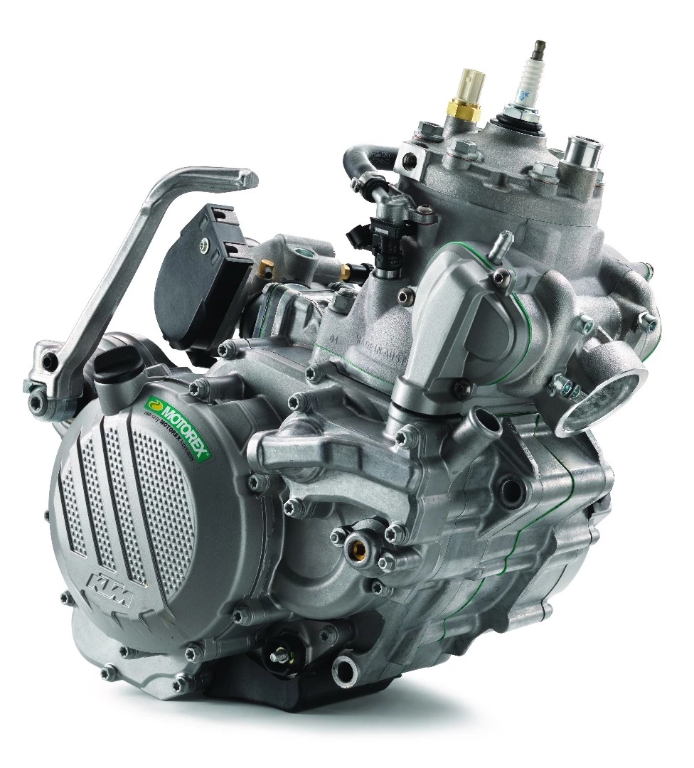 The new two stroke engine of the KTM 250 and 300 EXC TPI is equipped with both a kickstarter and an electric starter concealed below the throttle body