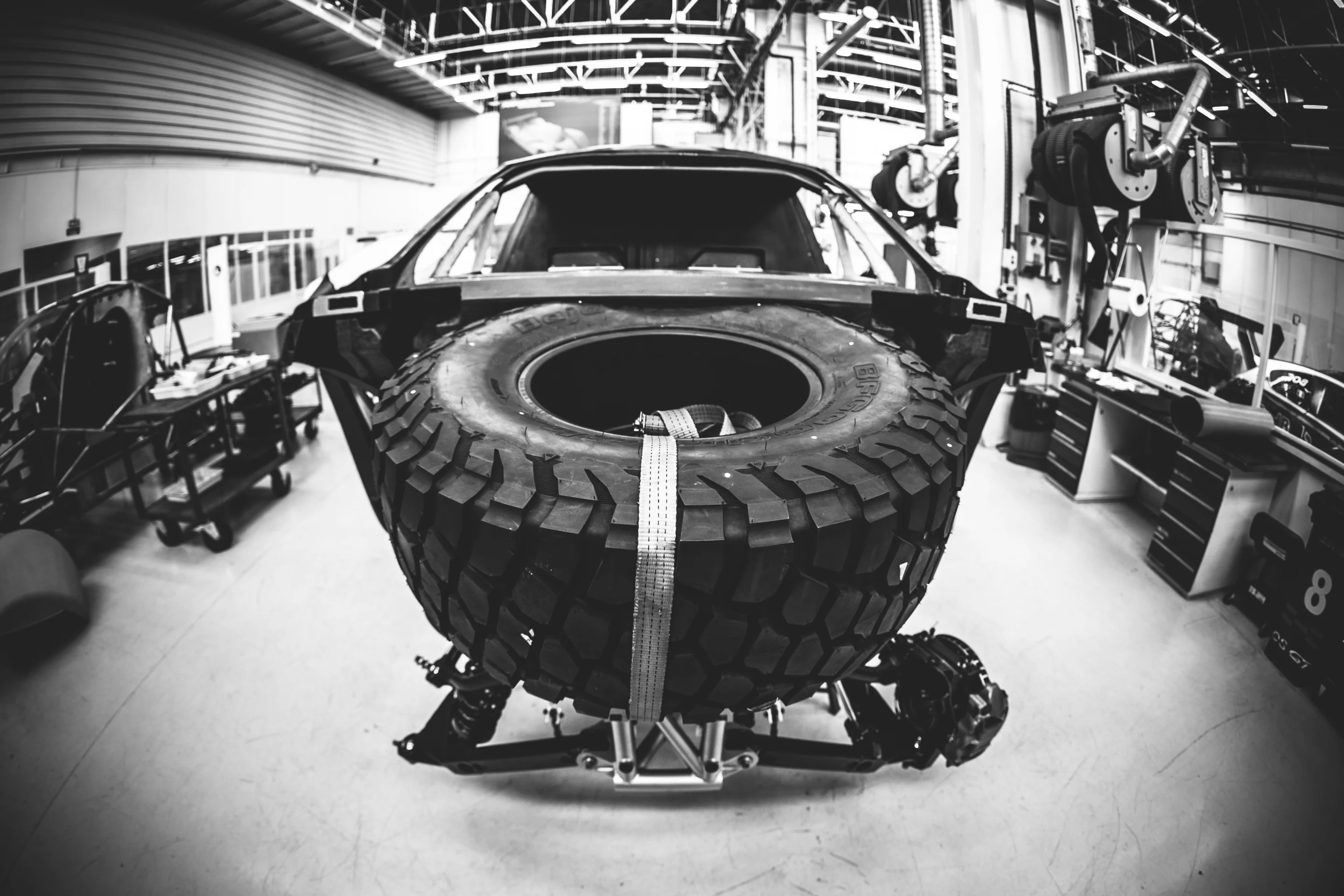 Building the Peugeot 2008 DKR (Photo: Red Bull Content Pool)