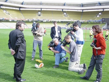 The German press marvel at the dissectedsoccer ball and its contents