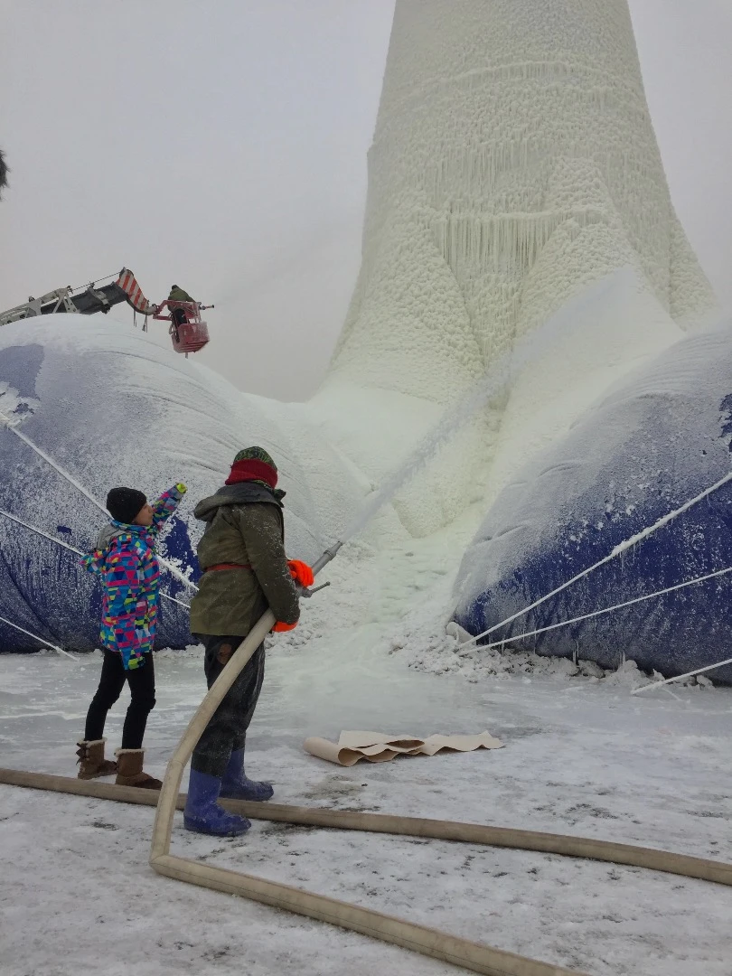 Spraying the ice mixture on the Flamenco Ice Tower