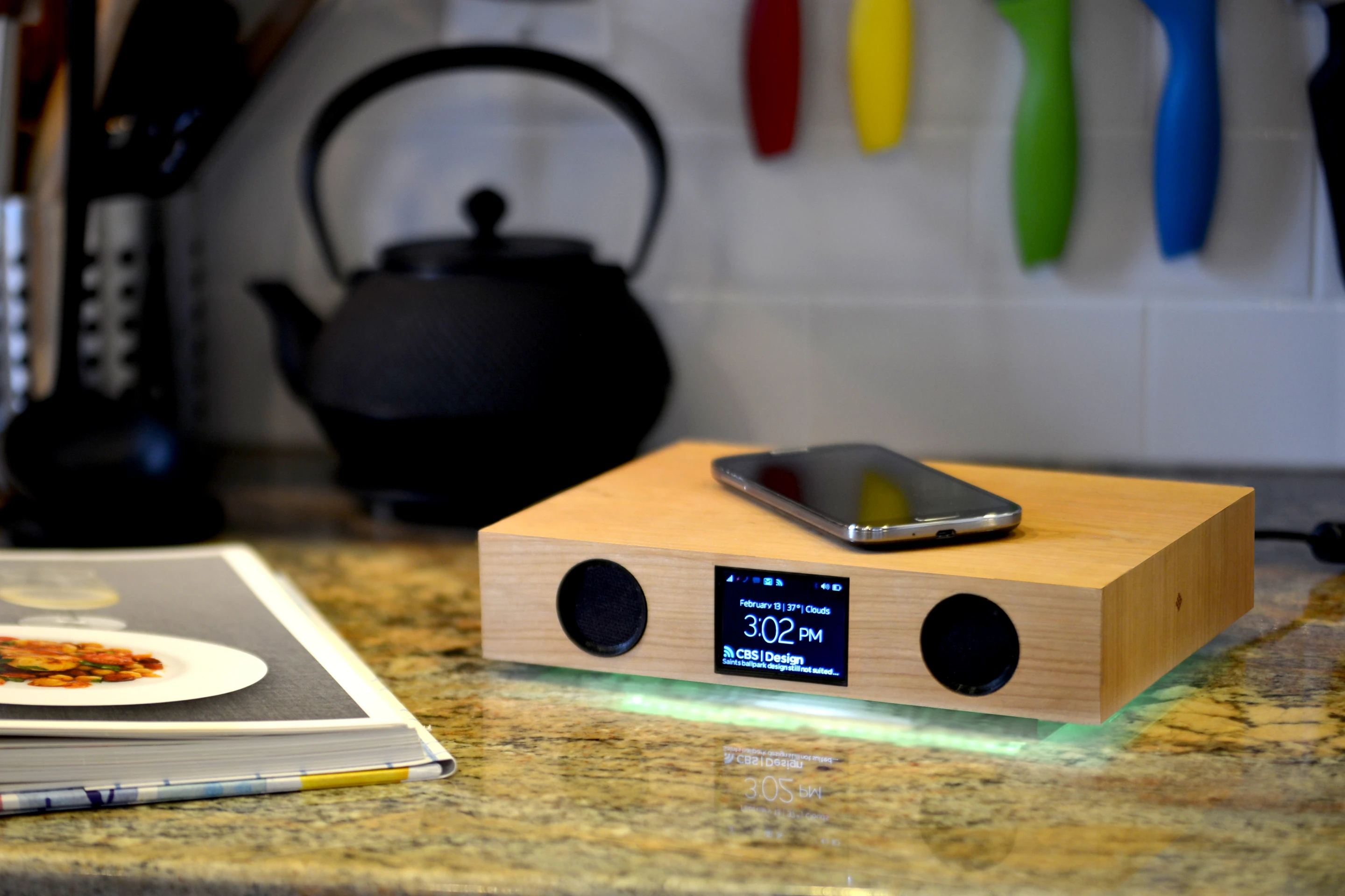 Sounds are thrown out from two 5 W full-range drivers powered by a Class D amplifier