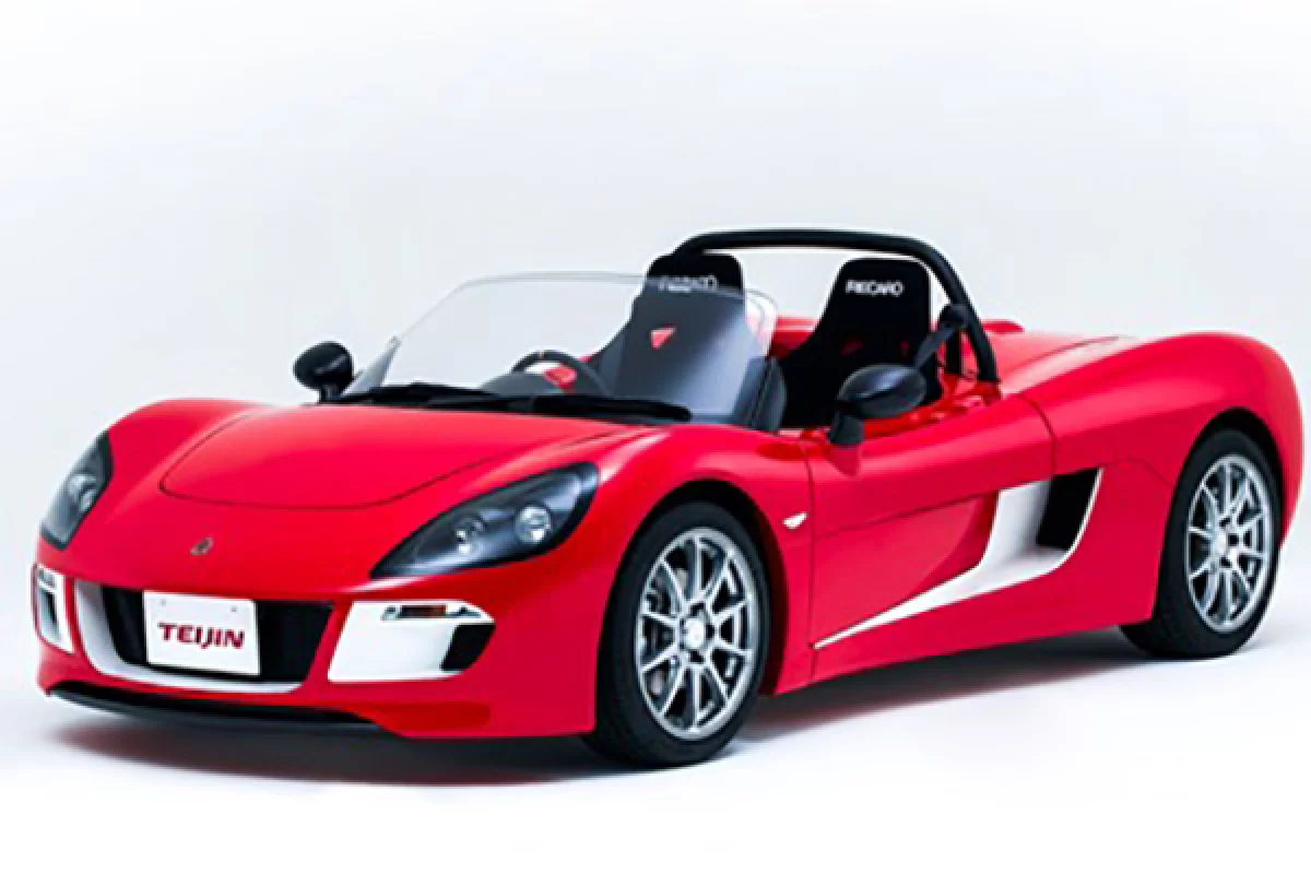 A Tommykaira ZZ with the pillar-less windshield fitted