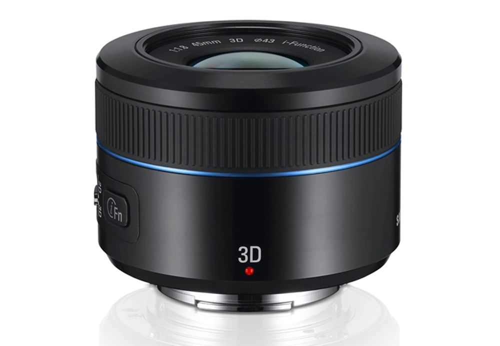 The Samsung 45mm F1.8 2D/3D lens (equivalent to 69.3mm in 35mm format) is said to be the world’s first one-lens 3D system for a consumer camera
