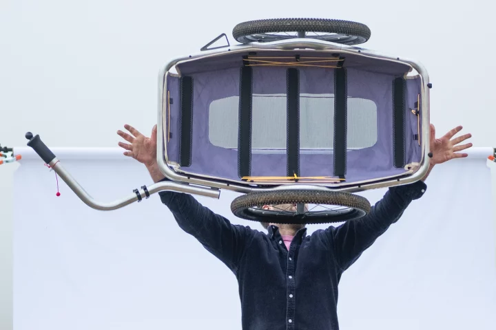 Throw that sucker in the air like you just don't care – the Veolo Bike Trailer 2.0 tips the scales at only 6.7 kg (14.7 lb), whereas most bike trailers weigh anywhere from 9 to 18 kg (20 to 40 lb)