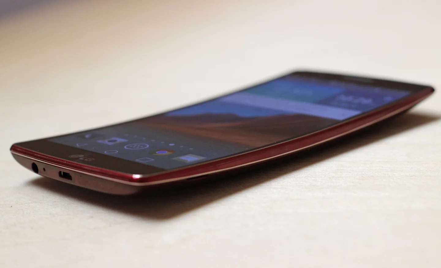 Another look at the curve of the phone's body and display (Photo: Will Shanklin/Gizmag.com)