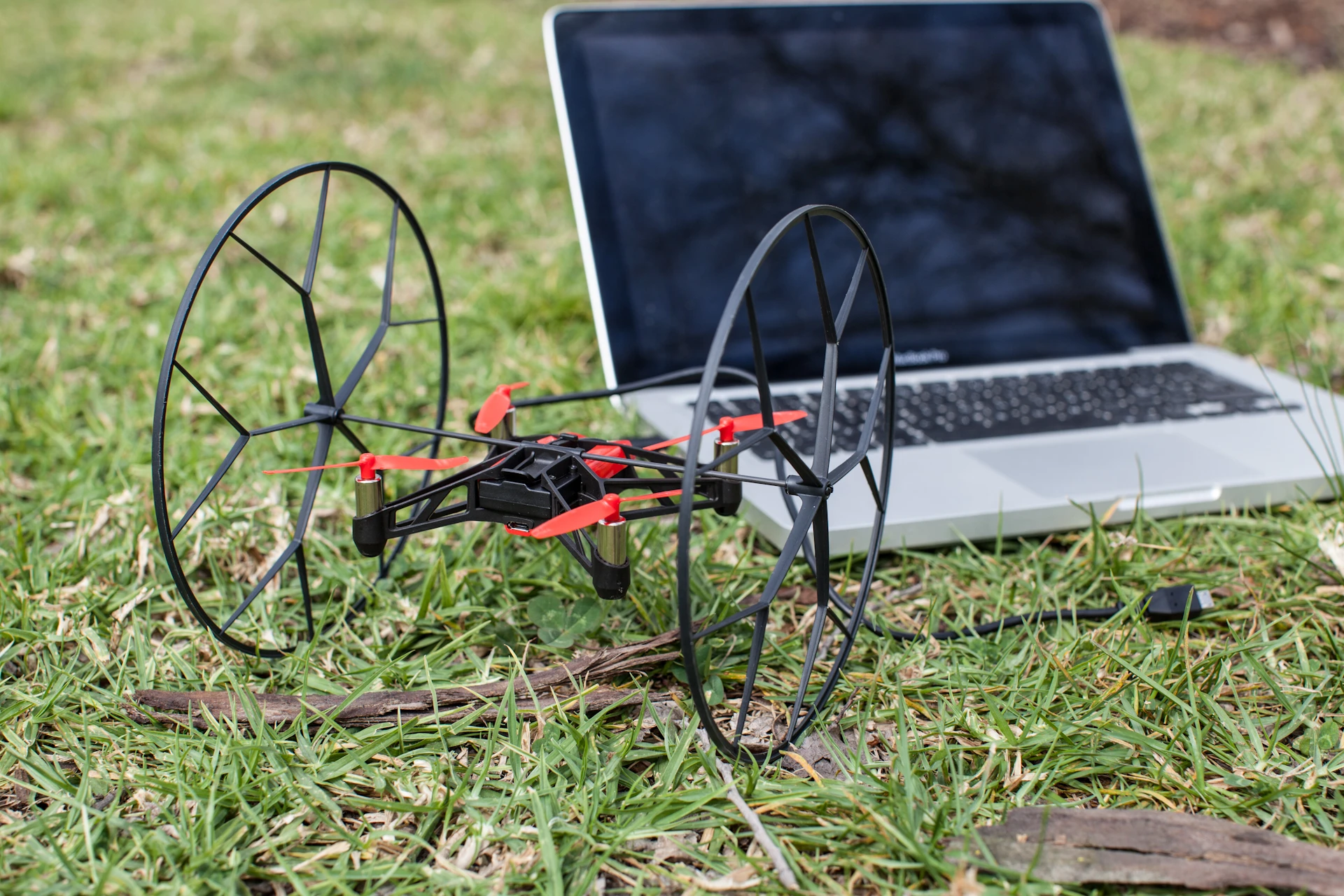 The absence of an on/off switch means the Rolling Spider can only be turned on by plugging in the Micro USB and unplugging again, a slight inconvenience if you plan on taking the drone down to the park to wreak havoc (Photo: Noel McKeegan/Gizmag)