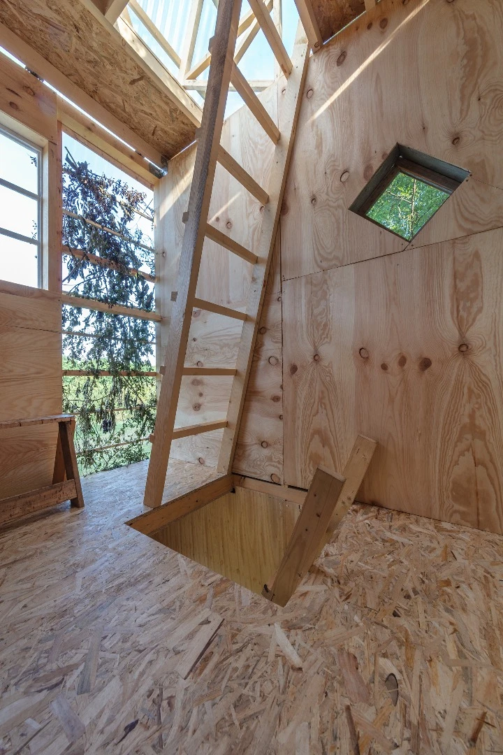 Project vertical cabin was designed by H3T architekti, which is led by Karel Harazim, Tomáš Madro, and Marek Barjak