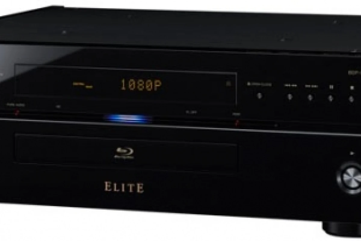 A top-of-the-line image processor delivers 1080p/24 resolution, and converts color information from 8 bits to 16 bits