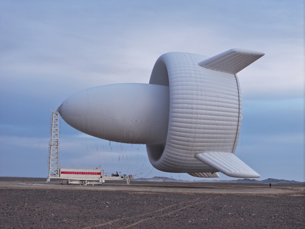 Big blimp uses blades to pull wind power out of the sky