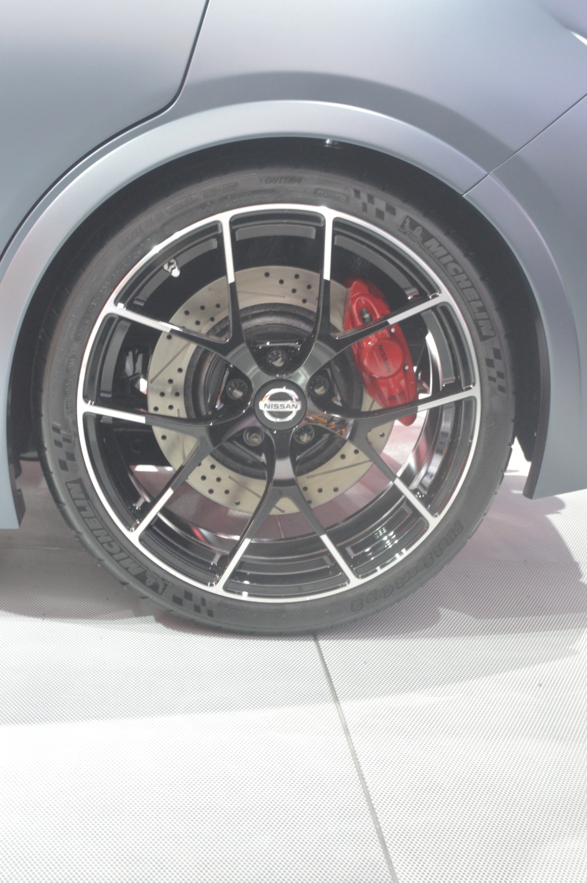 A set of sticky 235/35 tires are wrapped around the wheels (Photo: C.C. Weiss/Gizmag)