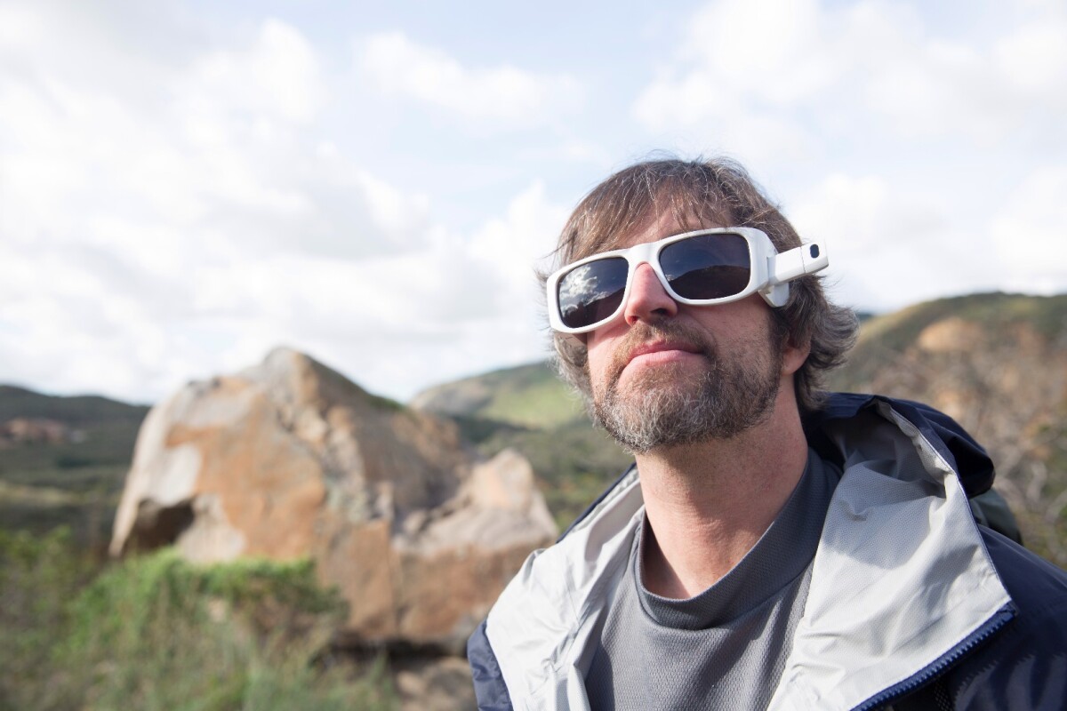 Camera glasses flip out when the shooting starts