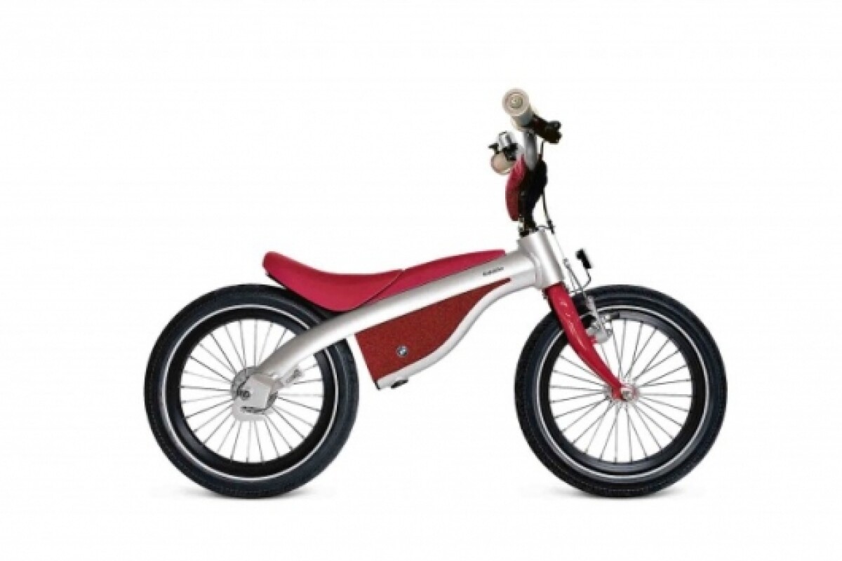 Toddlers can initially use the BMW Kidsbike as a learning bike to develop balance and coordination