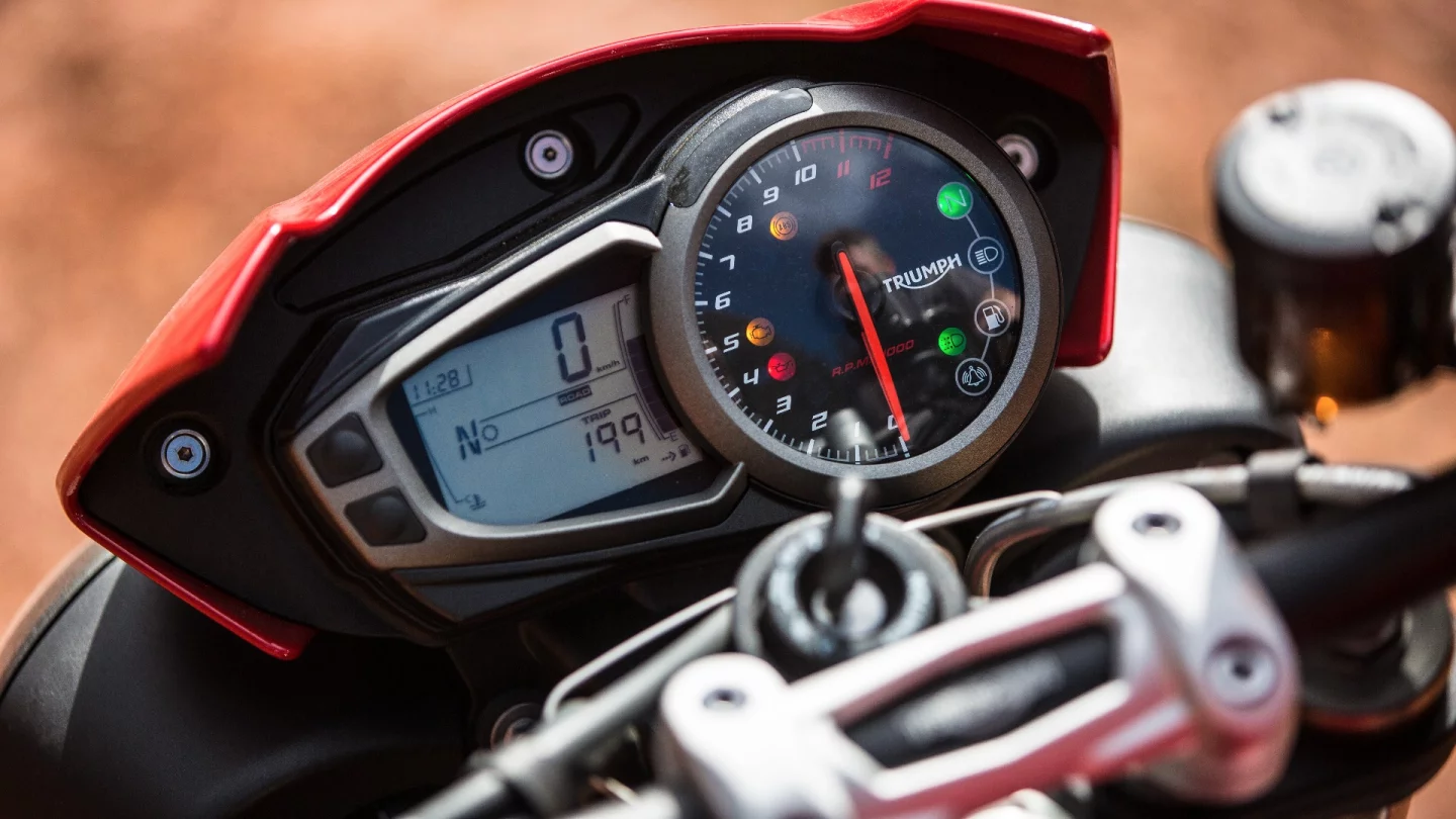 Triumph Speed Triple S: dash looks very similar to the old model, but now incorporates extra functionality and warning lights