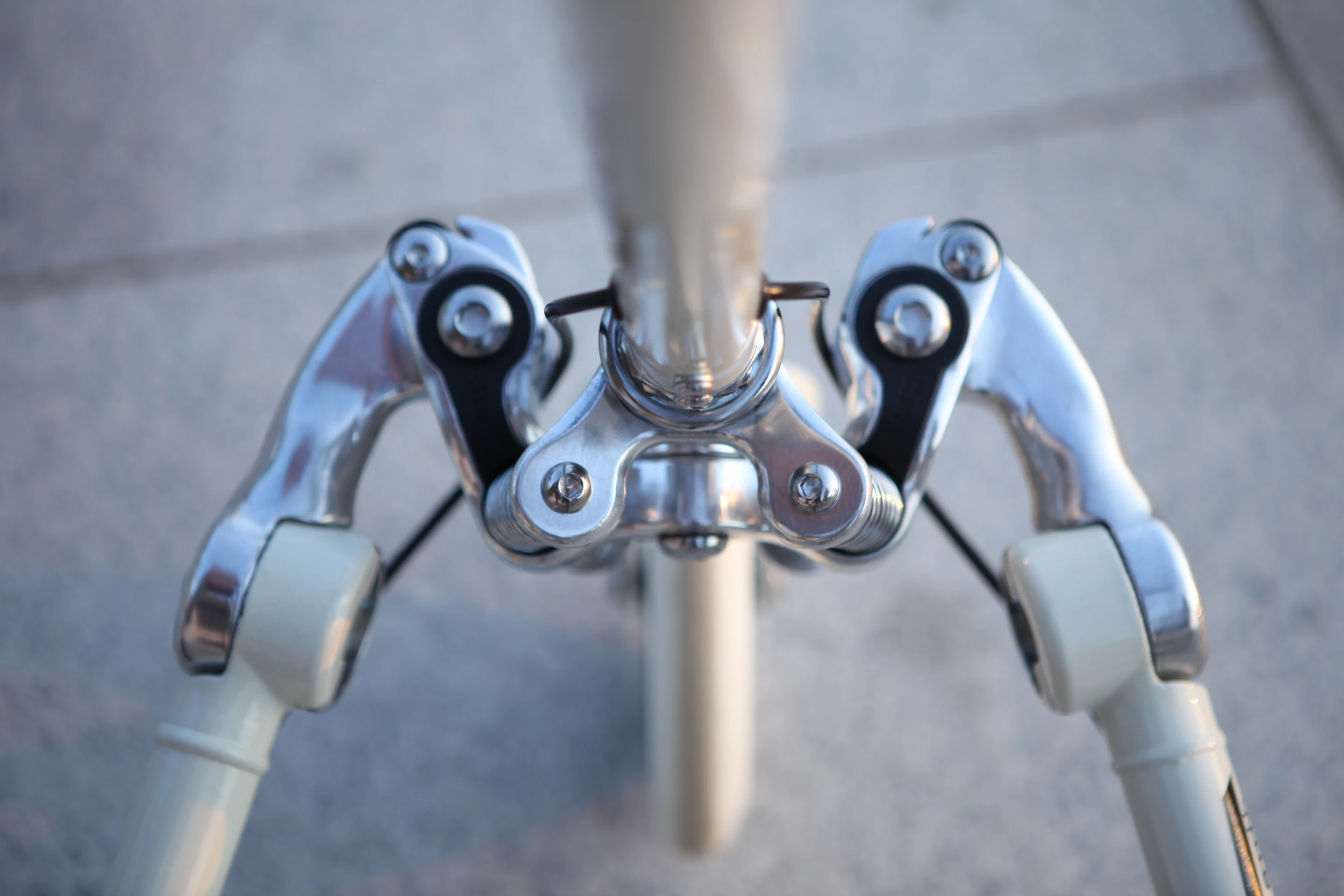 Both the legs and front tube fold up for transport
