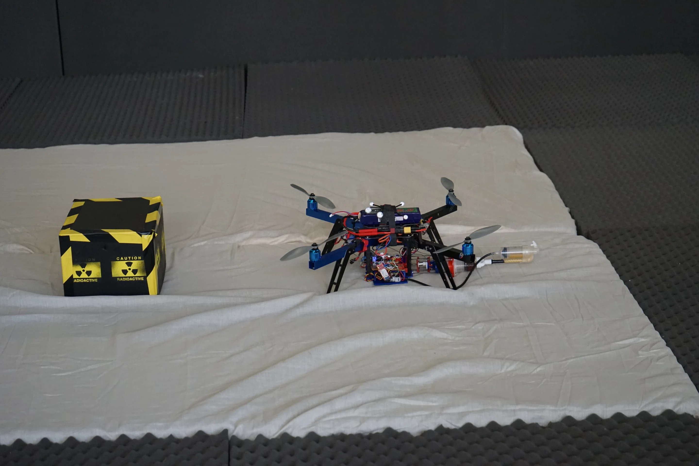 The 3D-printing quadcopter and its target (Photo: Aerial Robotics Lab)
