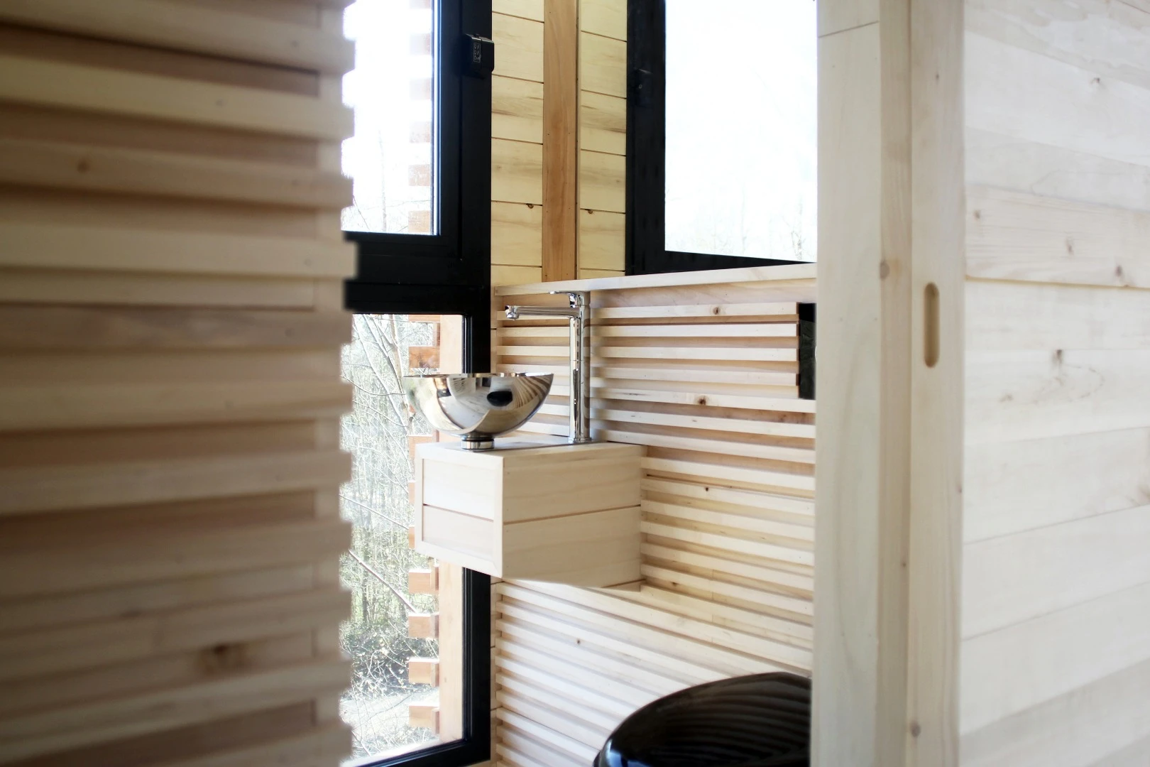 The cabin itself features a full equipped bathroom located on a separate level