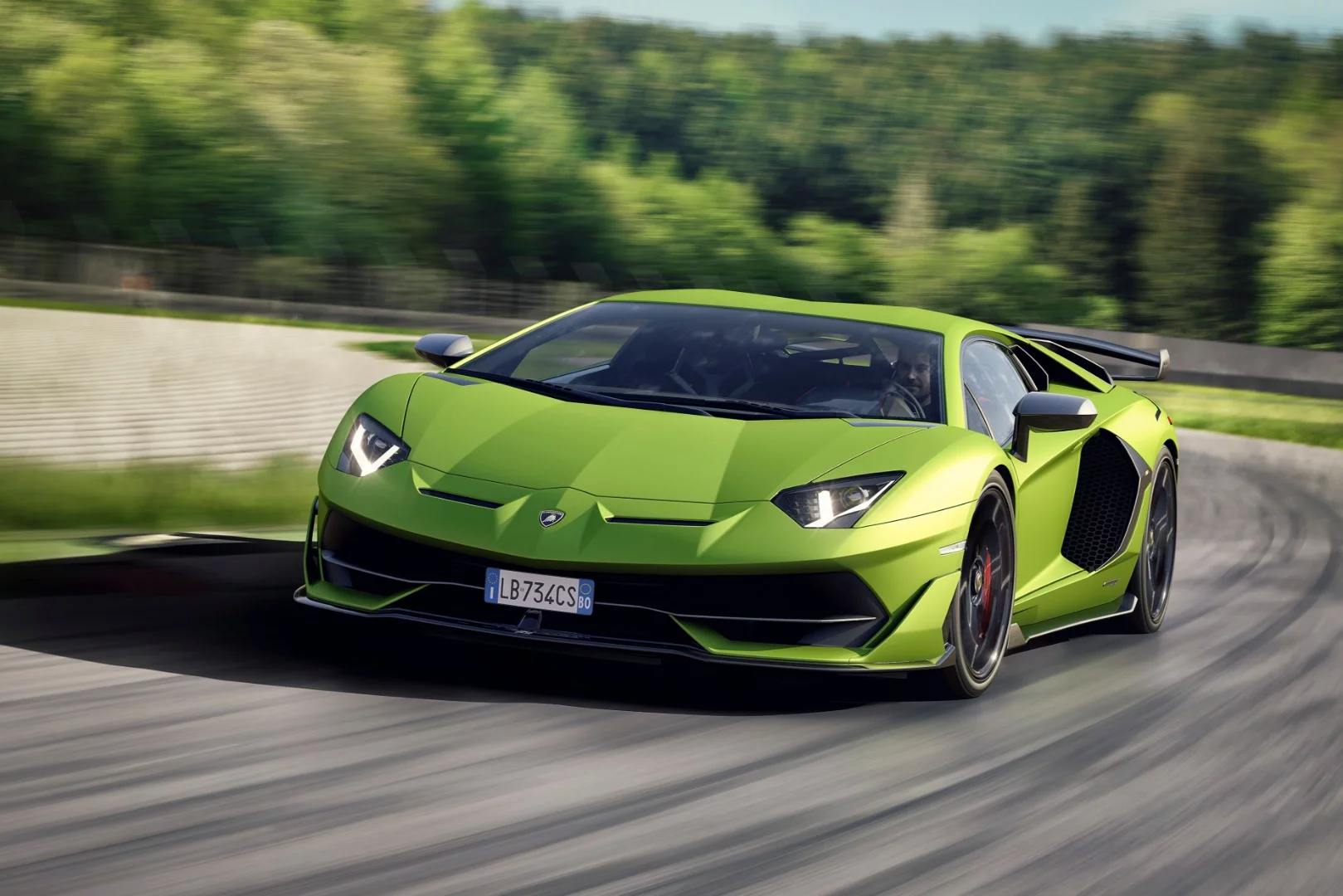 Hallmarks of the Aventador SVJ includes its strong performance upgrades, including 770 horsepower (566 kW) at 8,500 rpm and 531 pound-feet (720 Nm) of torque at 6,750 rpm