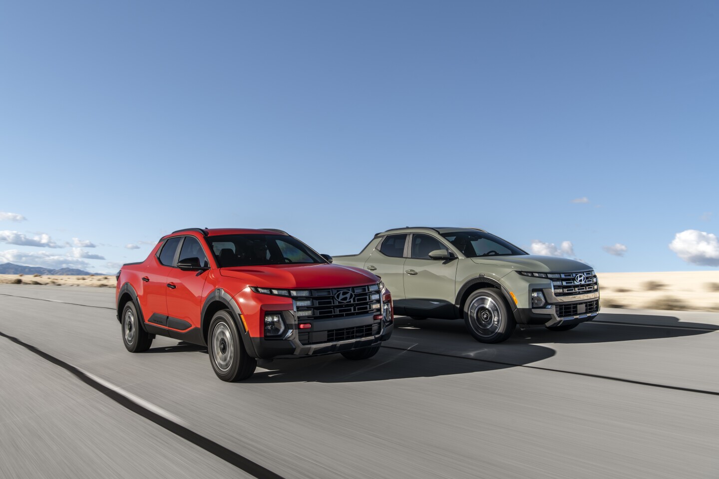 The XRT (left) and standard (right) versions of the 2025 Santa Cruz