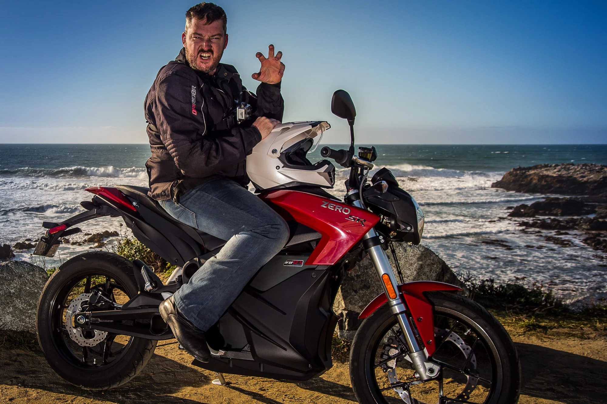 Loz feeling fierce on the 2015 Zero SR at Pescadero beach (Photo: Andrew Wheeler/AutoMotoPhoto)