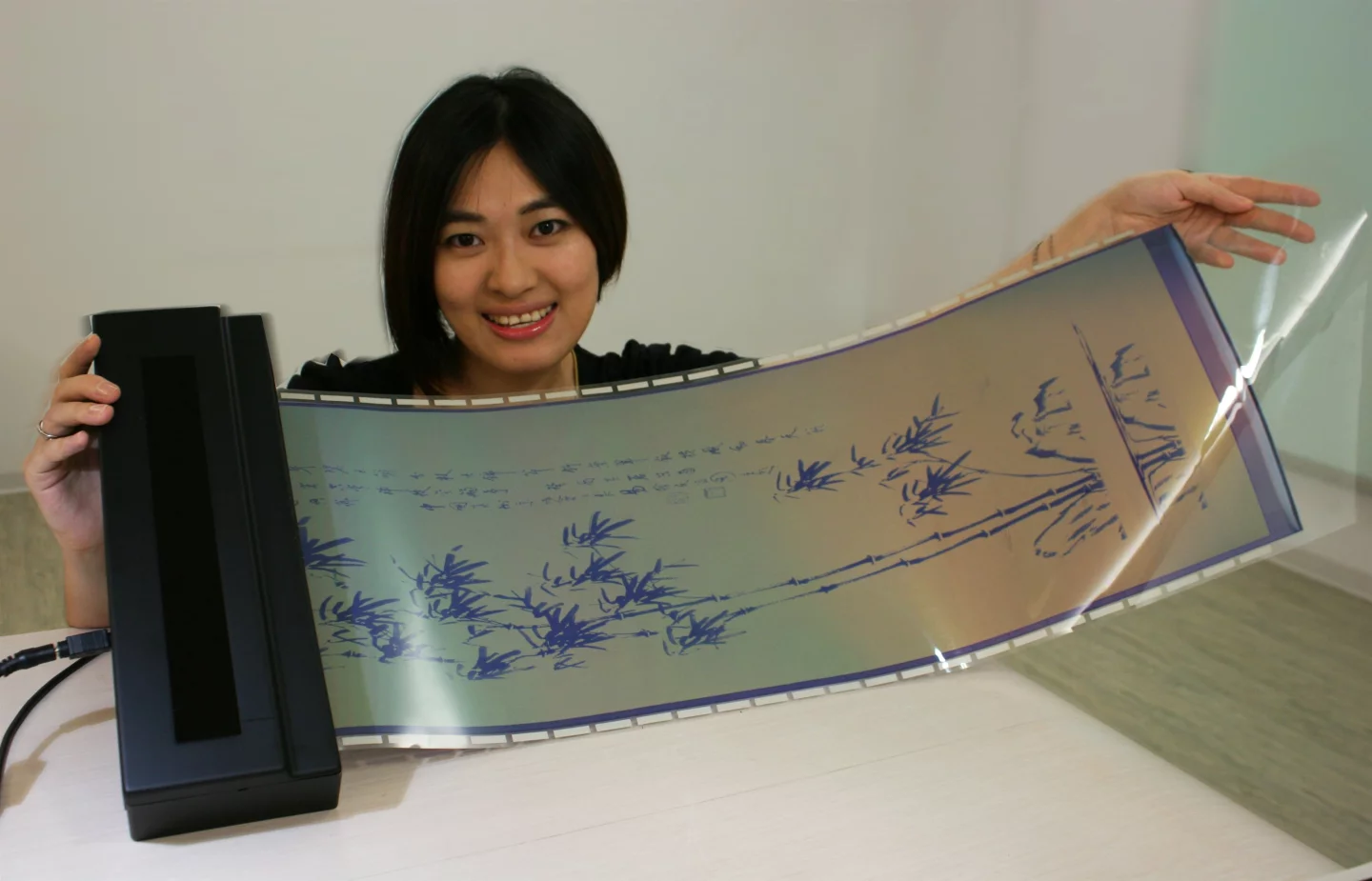 Text and images are transferred and stored to i2R e-paper using the heat generated by a thermal printer fitted with a thermal head