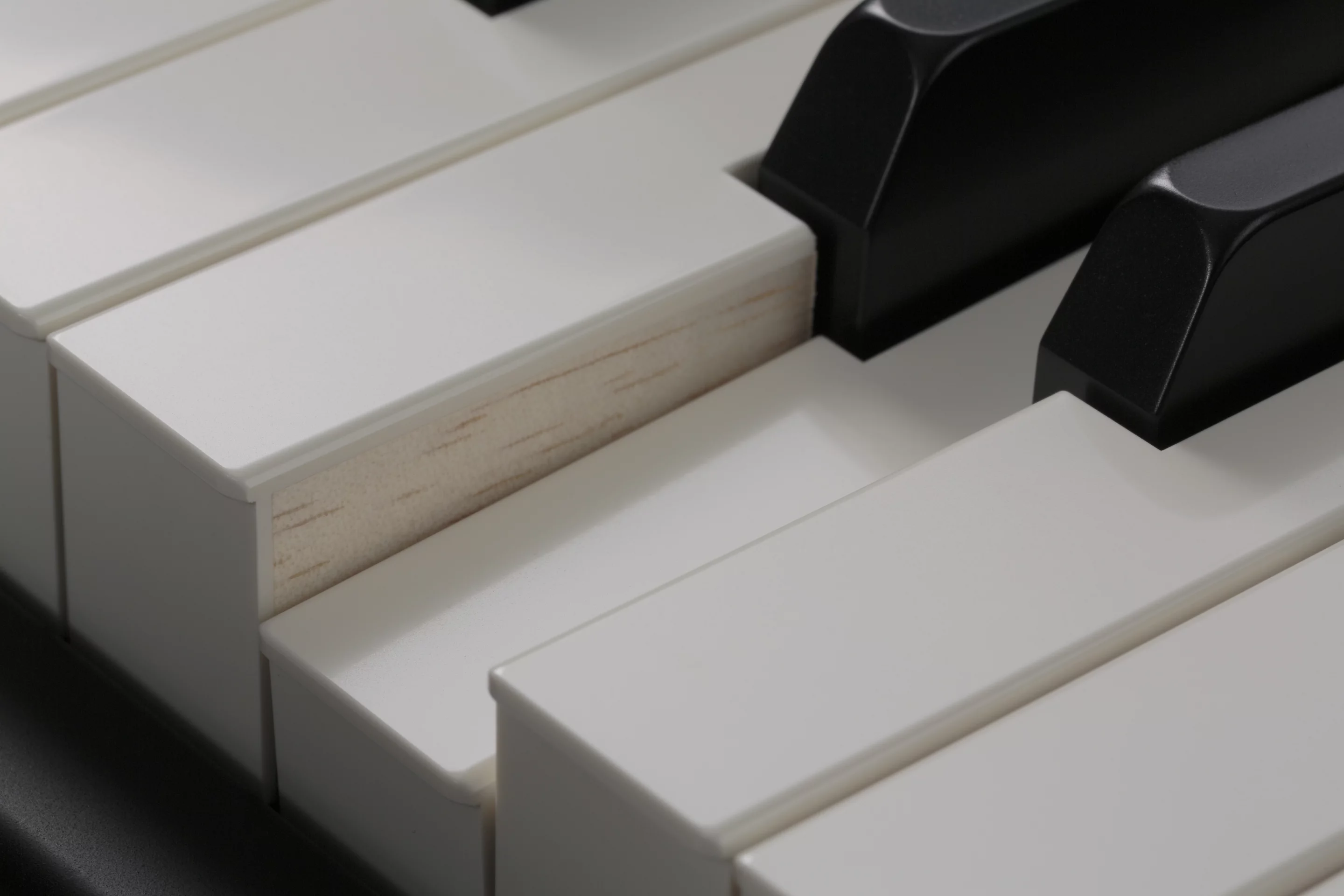 Natural wood graded hammer action makes keys at the lower end heavier than those at the higher end for an authentic grand piano feel and response