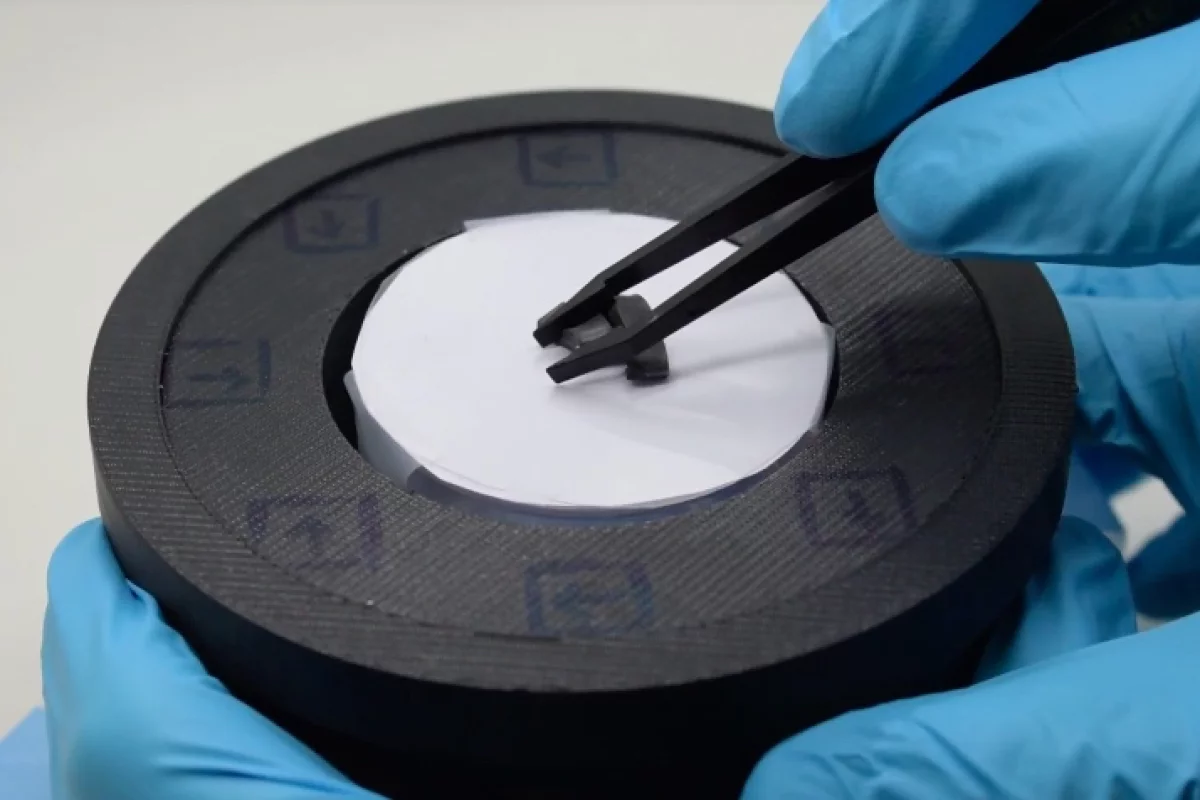 A strip of the material is shaped with tweezers, after which a ring-shaped magnet will be raised around it