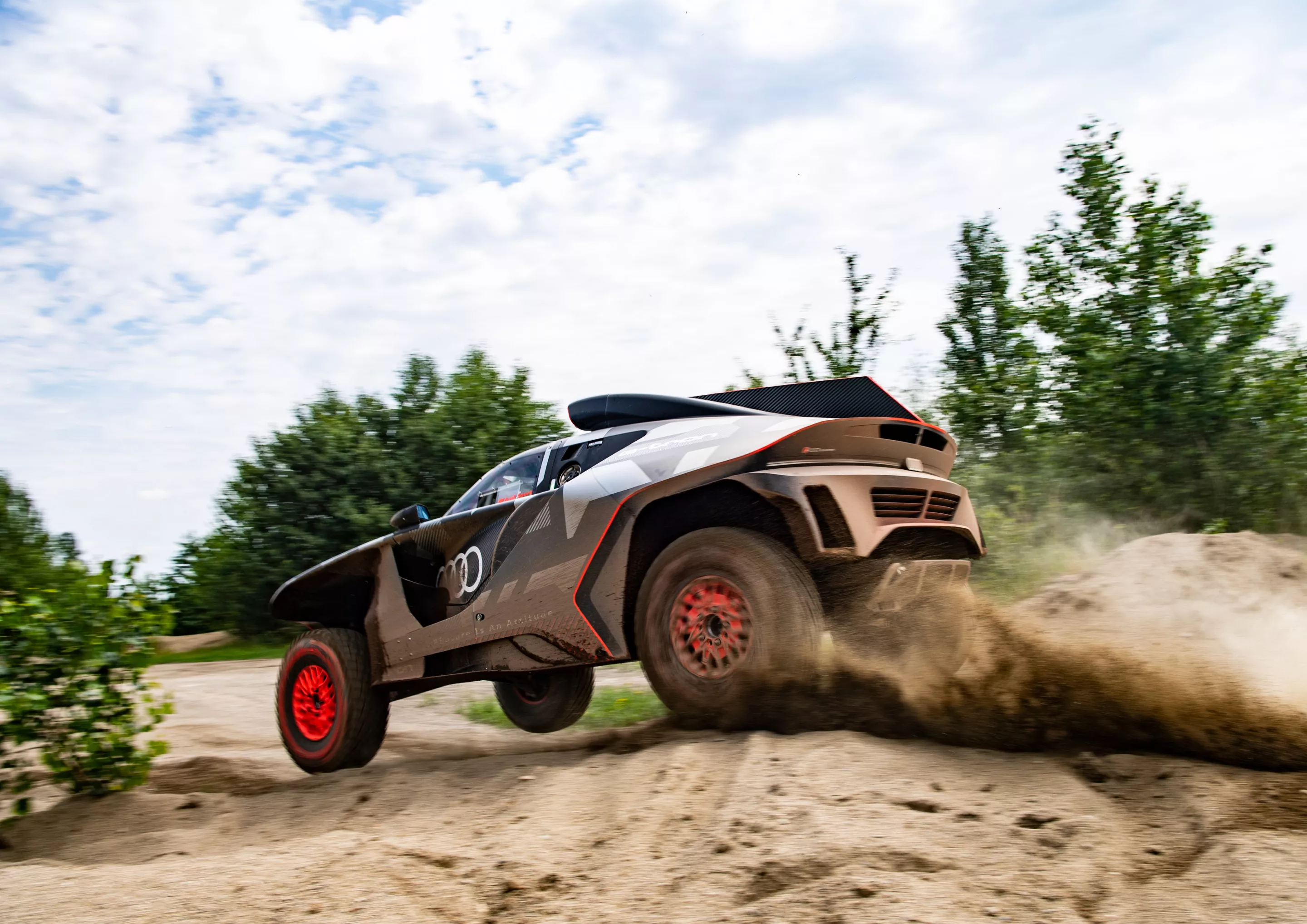 The RS Q e-tron team will undoubtedly be tweaking the software to deliver optimal traction in Dakar conditions